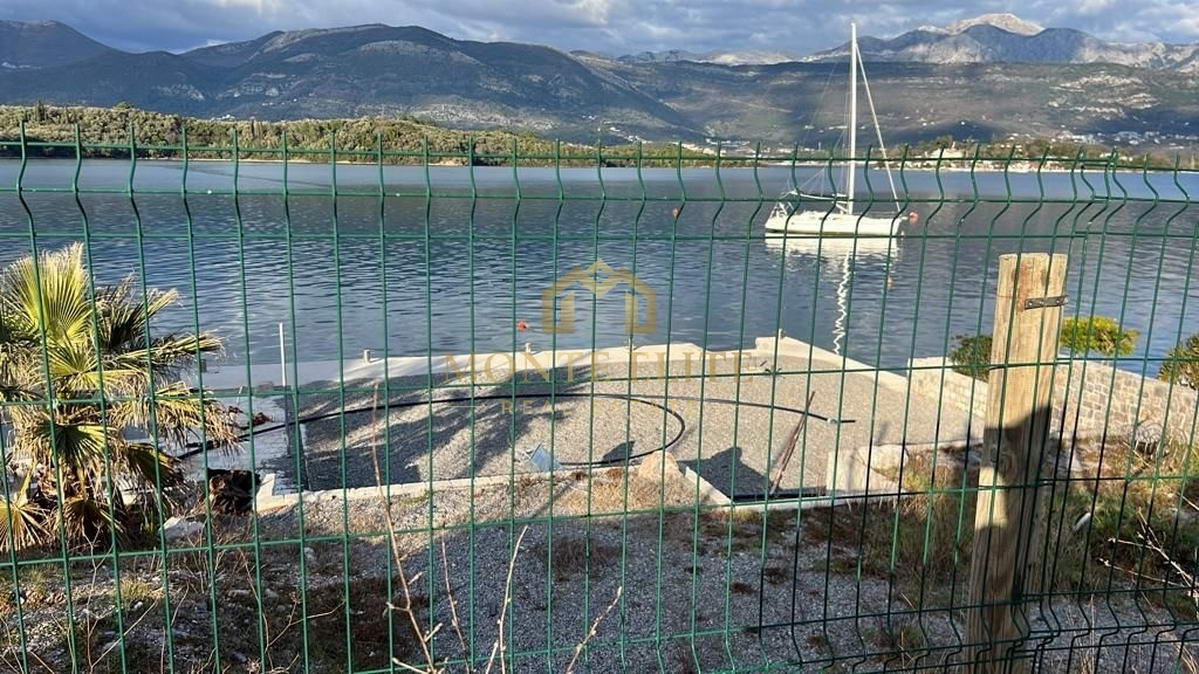 Urbanizovano turističko zemljište od 3 ha u Tivatskom zalivu